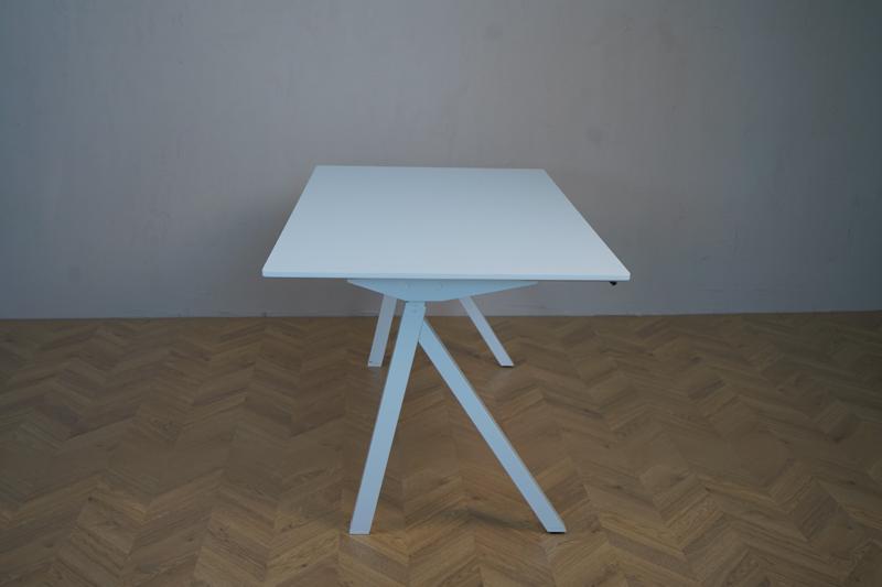 Arnehus hæve-sænkebord 140x80 cm i hvid med stilfulde bordben set fra siden